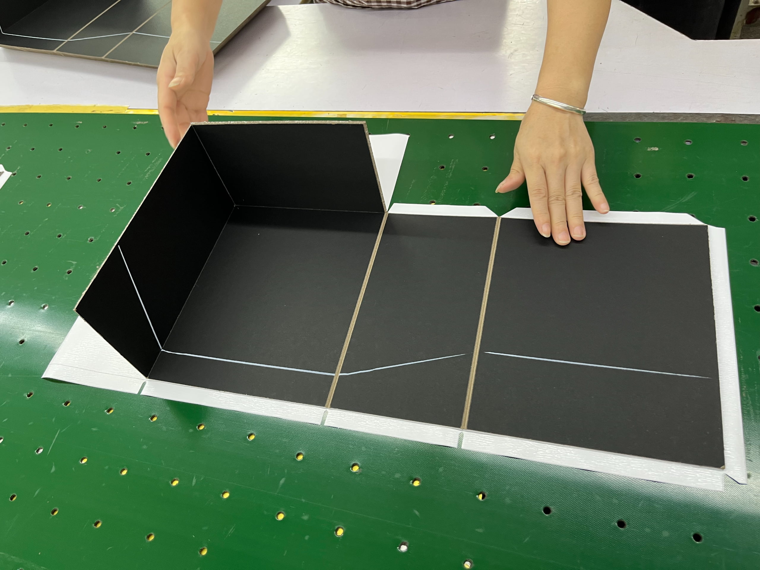 Manual assembly inspection during rigid box production